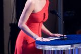 Katherine Heigl präsentiert den Oscar für das beste Make-Up in einem asymmetrischen Seidenkleid von Escada.