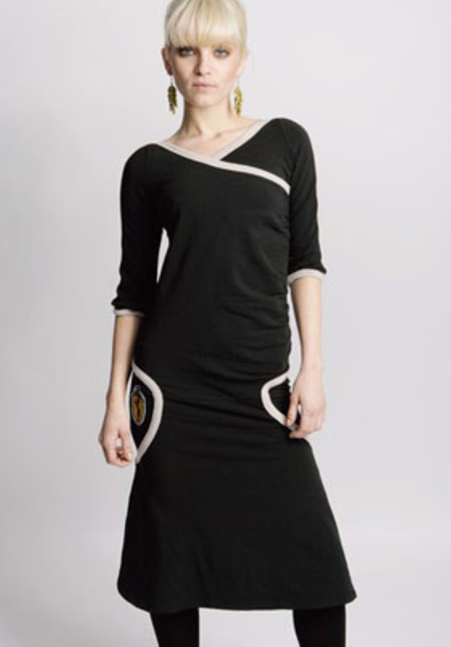 Figurbetontes, länger geschnittenes Kleid; 89,99 Euro; von Blutsschwester über www.frontlineshop.com
