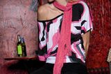 Schwarz-weiß-pinkes Shirt 15,95 Euro; schwarze Hose 29,95 Euro; pinker Schal 7,95 Euro; von mister.lady