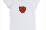 T-Shirt mit Erdbeere in Herzform aus Strasssteinen von Patrizia Pepe, um 80 Euro.