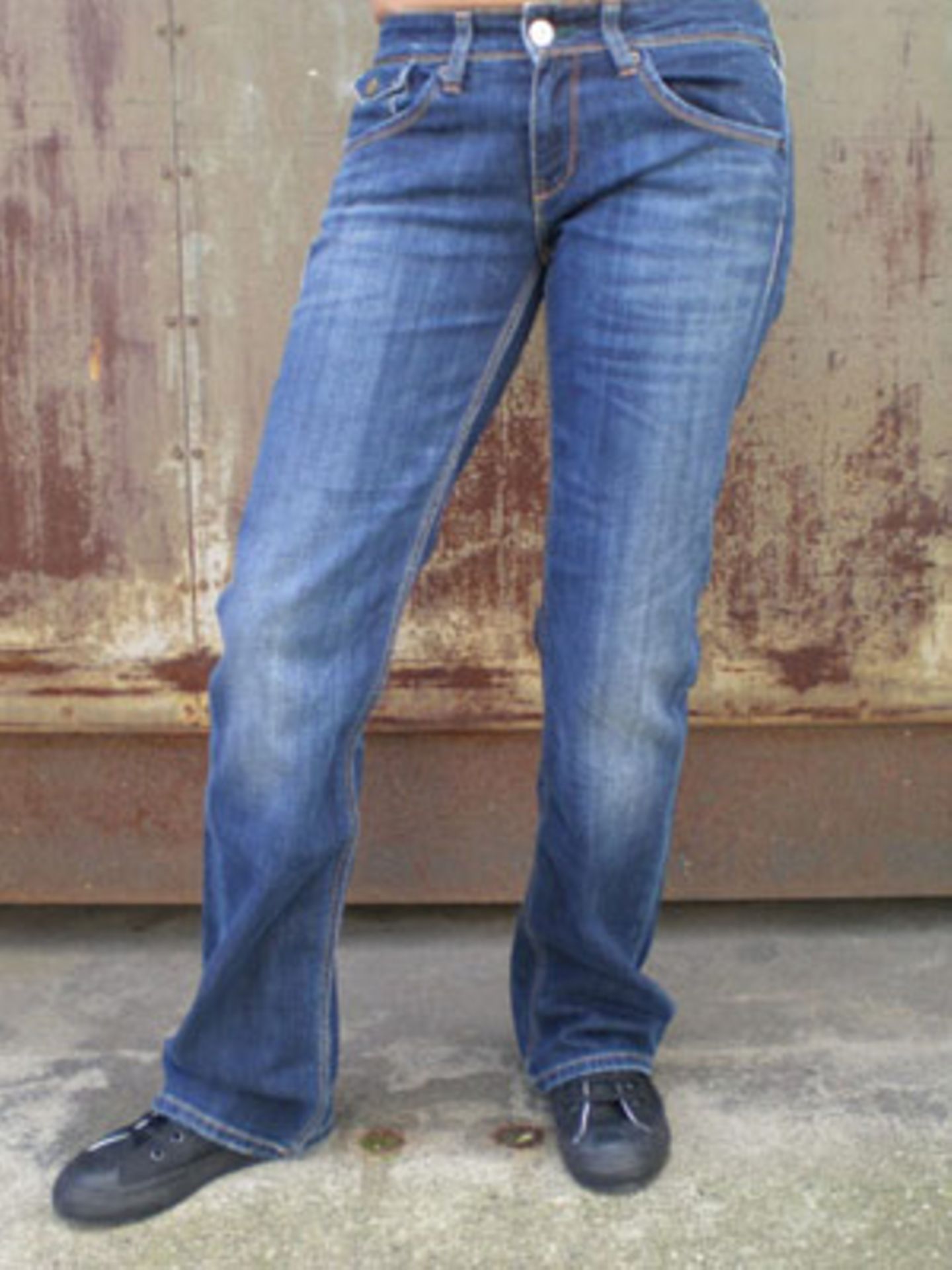 Dunkle Boot Cut  Jeans von Kuyichi aus 98 Prozent Organic Cotton und 2 Prozent Lycra; 119 Euro inkl. MwSt./zzgl. Versandkosten; von Kuyichi über >> www.fairwear.de