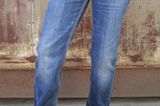 Dunkle Boot Cut  Jeans von Kuyichi aus 98 Prozent Organic Cotton und 2 Prozent Lycra; 119 Euro inkl. MwSt./zzgl. Versandkosten; von Kuyichi über >> www.fairwear.de