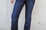 Die schmal geschnittene Jeans "Sive" von Kuyichi besteht aus 98 Prozent Organic Cotton und 2 Prozent Lycra für ein wenig Stretch-Effekt mit dunkler Waschung; 119 Euro; von Kuyichi über >> www.fairwear.de