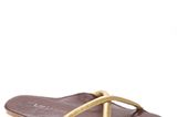Sandale mit goldenen Riemchen von Lise Lindvig, um 34,90 Euro.