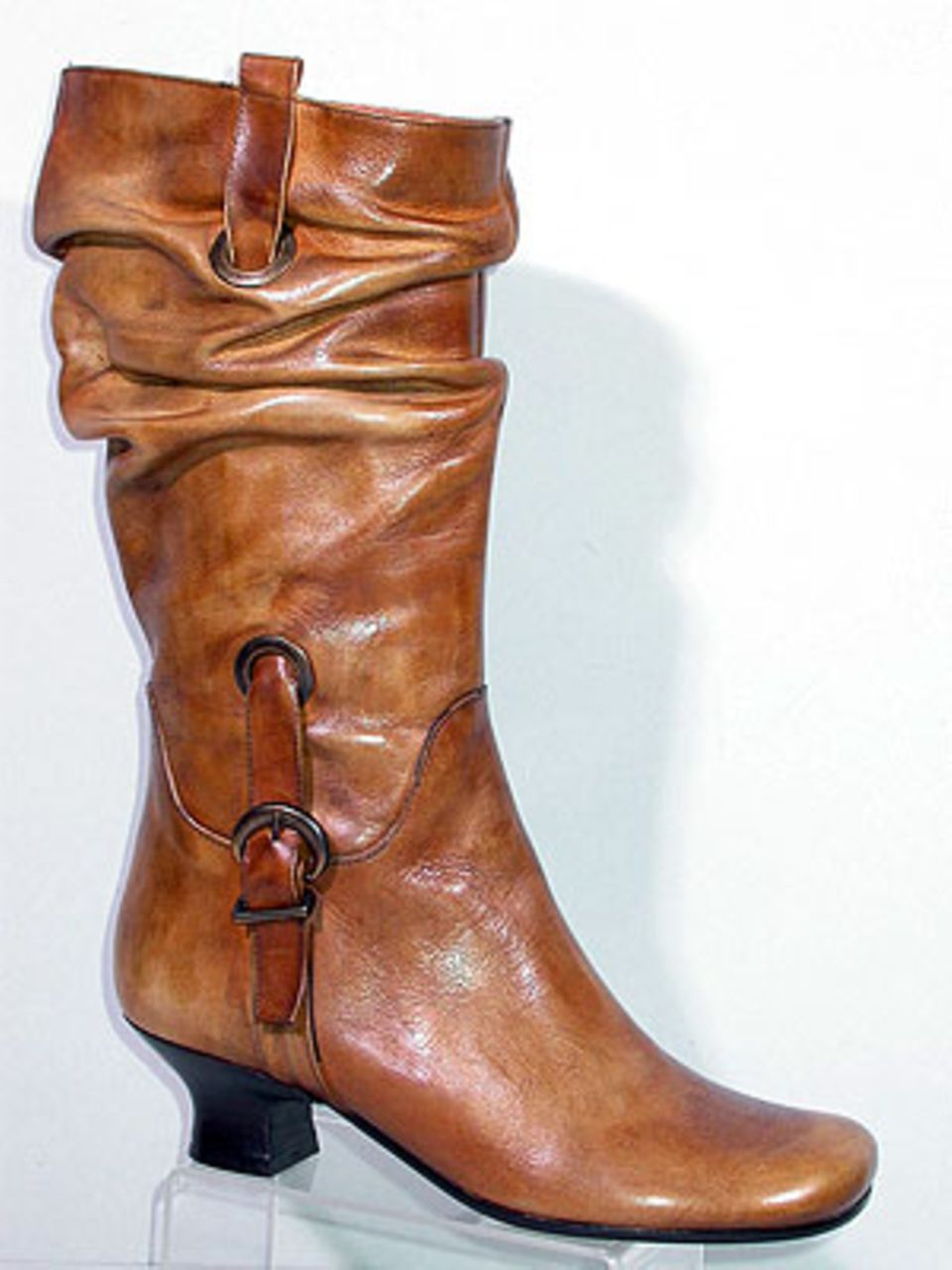 Cognacfarbener Lederstiefel mit seitlichen Durchzüge und Schnallen, von Varese über Roland-Schuhe