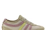 Sneaker mit roséfarbenen und gelben Streifen von Geox, um 84,90 Euro.