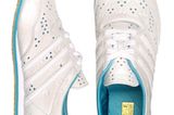Weißer Sneaker mit angesagtem Lochmuster von Adidas, um 74,99 Euro. Über www.frontlineshop.com