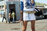 Weiß-Blaues Shirt 12,95 Euro; weißer Jeansrock 19,95 Euro; Royalblaue Sweatjacke 25,95 Euro; silberne Kniestrümpfe 4,95 Euro; von mister.lady