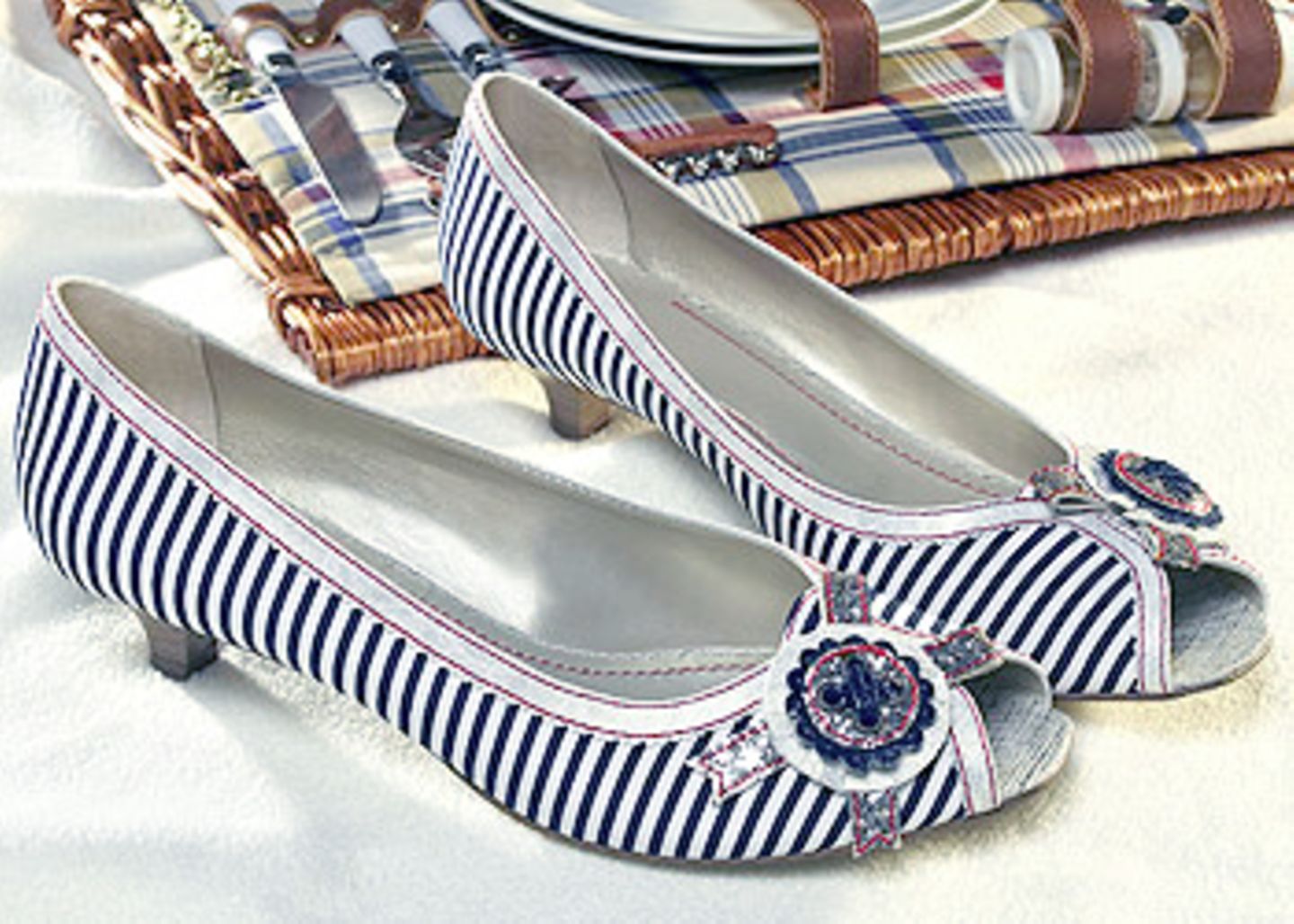 Blau/Weiß gestreifter Textil-Peep-Toe mit Schnalle; in den Größen 36-41, 19,90 Euro; von Deichmann