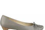 Ballerina-Pumps in der Trendfarbe Grau mit Raffungen und kleinem Absatz von Aerosoles, ca. 69,95 Euro.
