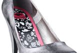High-Heel-Pump von Rocket Dog mit ca. 10 cm hohem Pfennigabsatz. Das Obermaterial ist aus silbernem Kunstleder. Das Fußbett ist gepolstert und die Laufsohle ist schwarzem Gummi, ca. 59,90 Euro über www.kolibrishop.com
