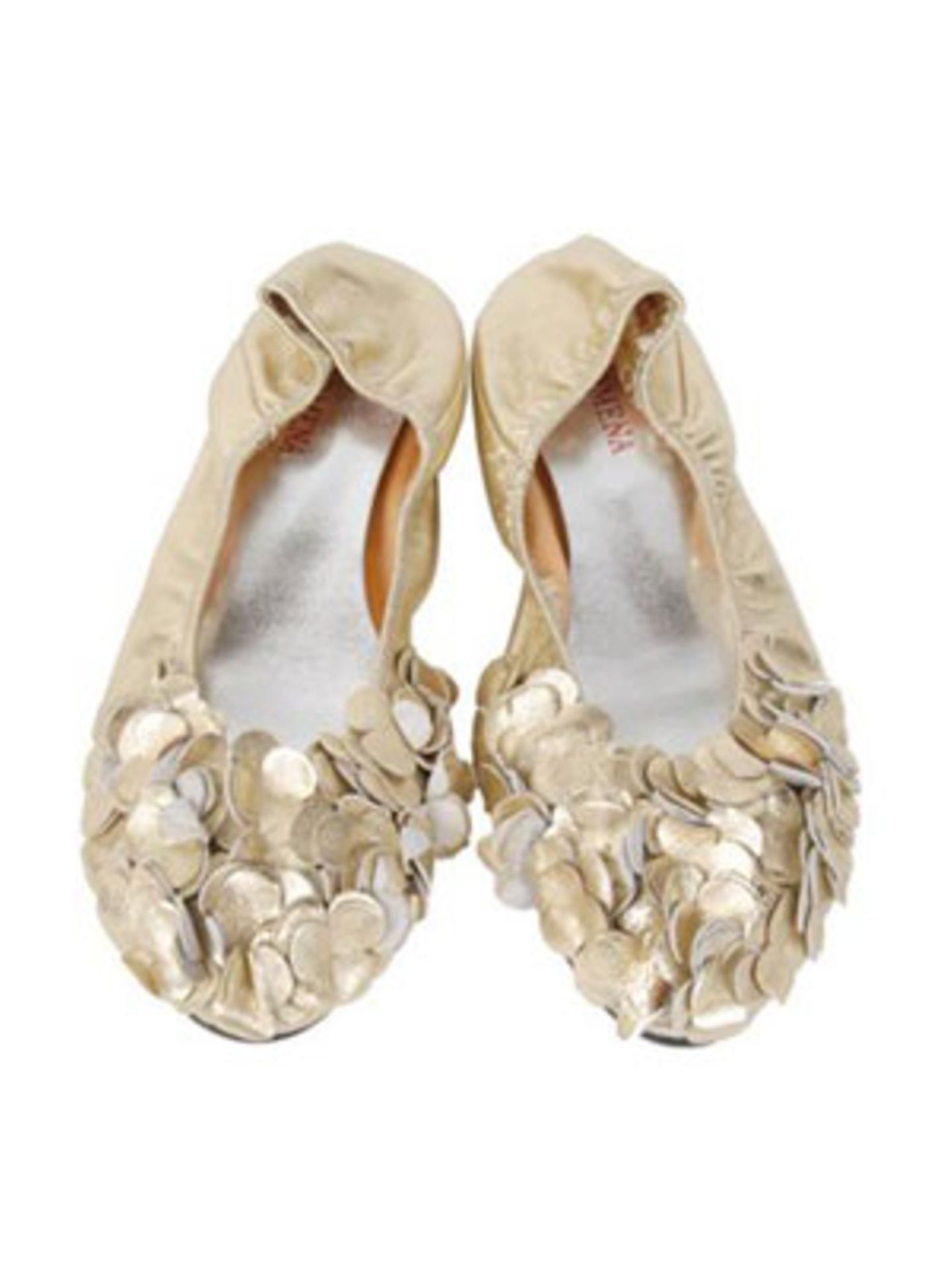Ballerina-Slippers mit opulenter Applikation in Gold vorne von www.pretaportobello.com, um 86 Euro.