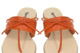 Orangefarbene Sandalen mit Schleife von flip flop, um 100 Euro.