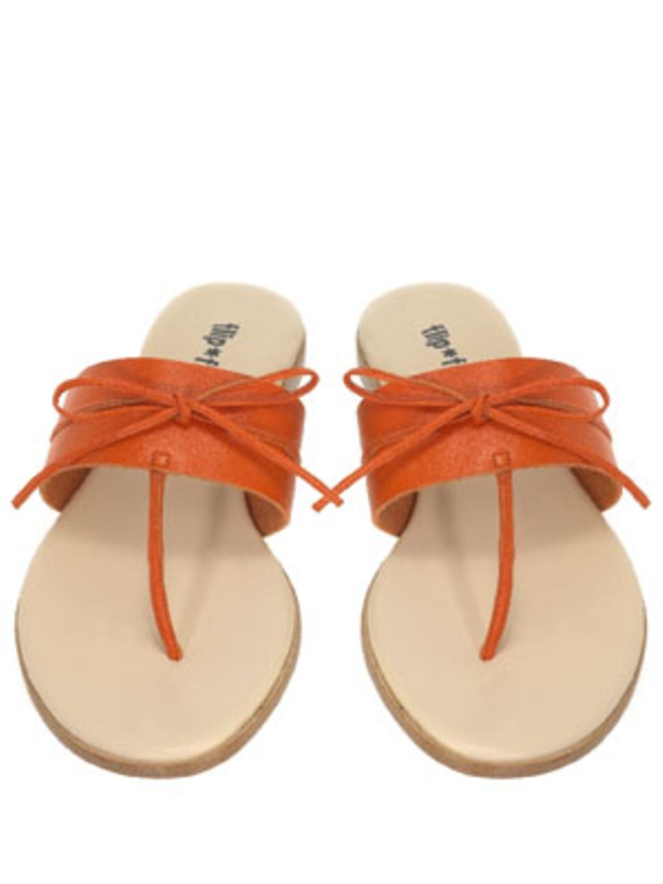 Orangefarbene Sandalen mit Schleife von flip flop, um 100 Euro.