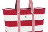 Große Strandtasche aus rot-weiß-gestreiftem Korbgeflecht von Lacoste, um 95 Euro.