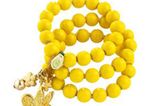 Gelbes Holzperlen-Armband mit goldenen Charms von Chixxs, um 40 Euro. Über www.conleys.de.