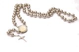 Rosenkranzkette aus Sterling Silber mit Madonnenbild geschliffen in Perlmutt, umrahmt mit weißen Diamanten von Guerreiro, um 1270 Euro. Über www.guerreiro.com.