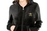 Figurbetont geschnittenes Hooded-Zip-Jacket aus Nicki-Stoff; 64,99 Euro; von adidas über www.frontline-shop.de