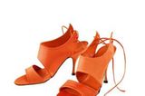 Raffinierte Sandaletten in Orange mit Schnürung und Pfennigabsatz von Passarella, um 150 Euro. Über www.conleys.de.