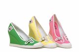Sneaker mit stoffbezogenem Keilbsatz in verschiedenenen Sommerfarben von Chipie, je um 90 Euro.