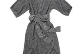 Graues Strickkleid mit Gürtel; 69,90 Euro; von Sisley