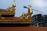 In Malaysia trifft die Tradition eines buddhistischen Tempel auf die Moderne eines Wolkenkratzers.