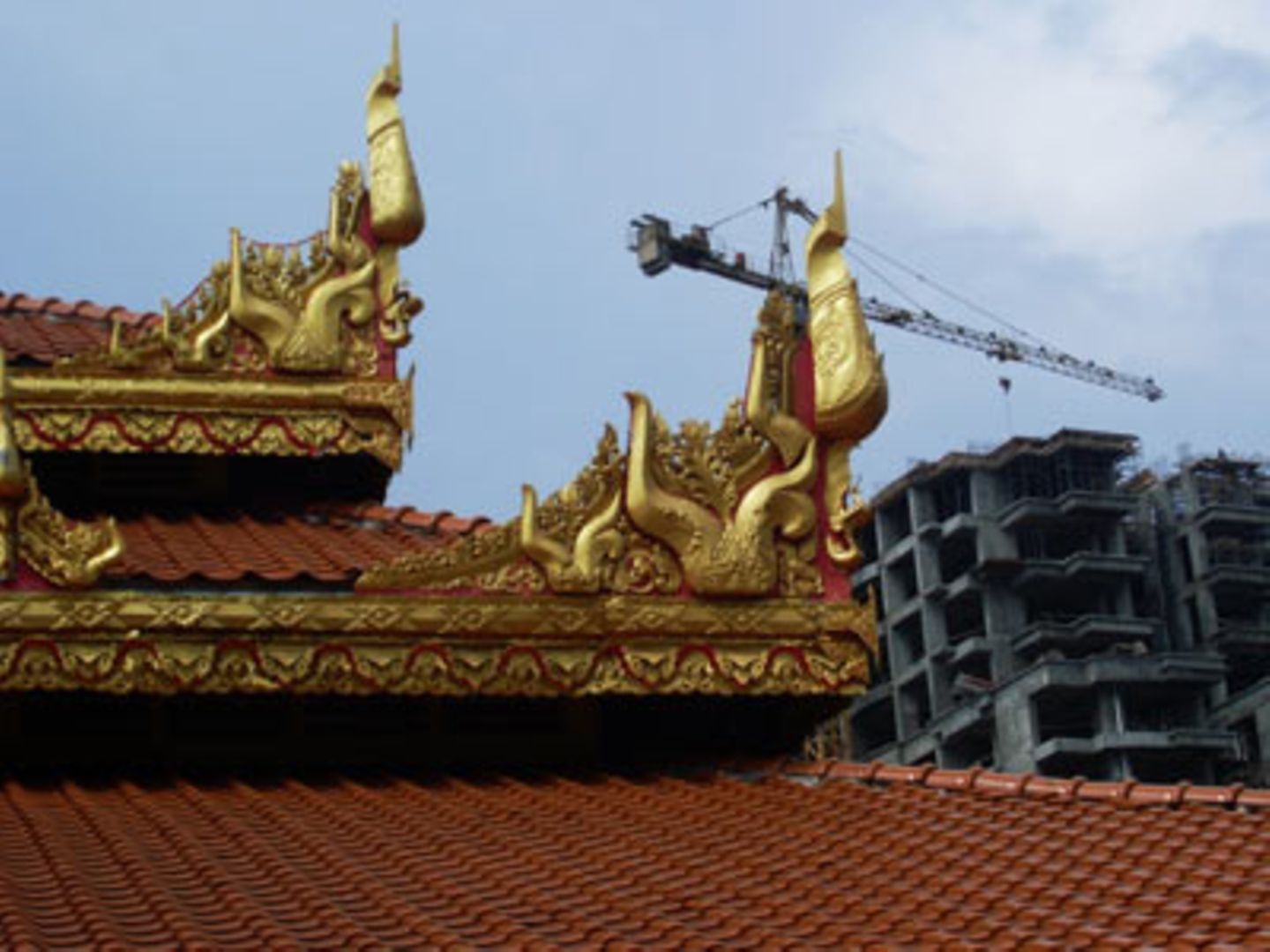 In Malaysia trifft die Tradition eines buddhistischen Tempel auf die Moderne eines Wolkenkratzers.