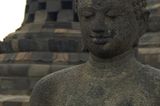 Einer der vielen Buddhafiguren von Borobodur, dem buddhistischem Tempel aus dem 9. Jahrhundert inmitten des ansonsten muslimischen Inselreiches Indonesien
