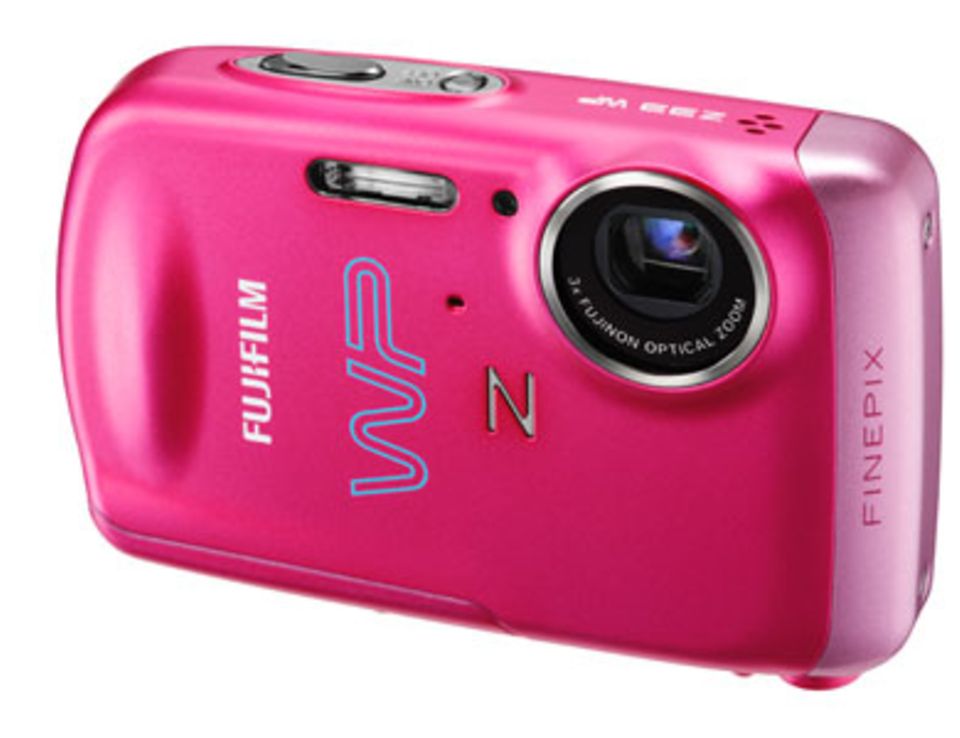 Die Fujifilm Z33 Waterproof Digitalkamera ist die weltweit kleinste wasserfeste Kamera. Außerdem besitzt sie eine Gesichtserkennung, Video- und Bildbearbeitungsfunktion. Um 200 Euro. Mehr Informationen zu der Kamera findet ihr bei Fujifilm.