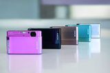 Die Sony DSC-T90 Digitalkamera besitzt neben einem stilvollen Design auch einen großen Touchscreen und liefert Filmaufnahmen in HD-Qualität. Das Model bekommt ihr in den Farben pink, schwarz, braun, türkis und silber. Um 330 Euro bei Sony.