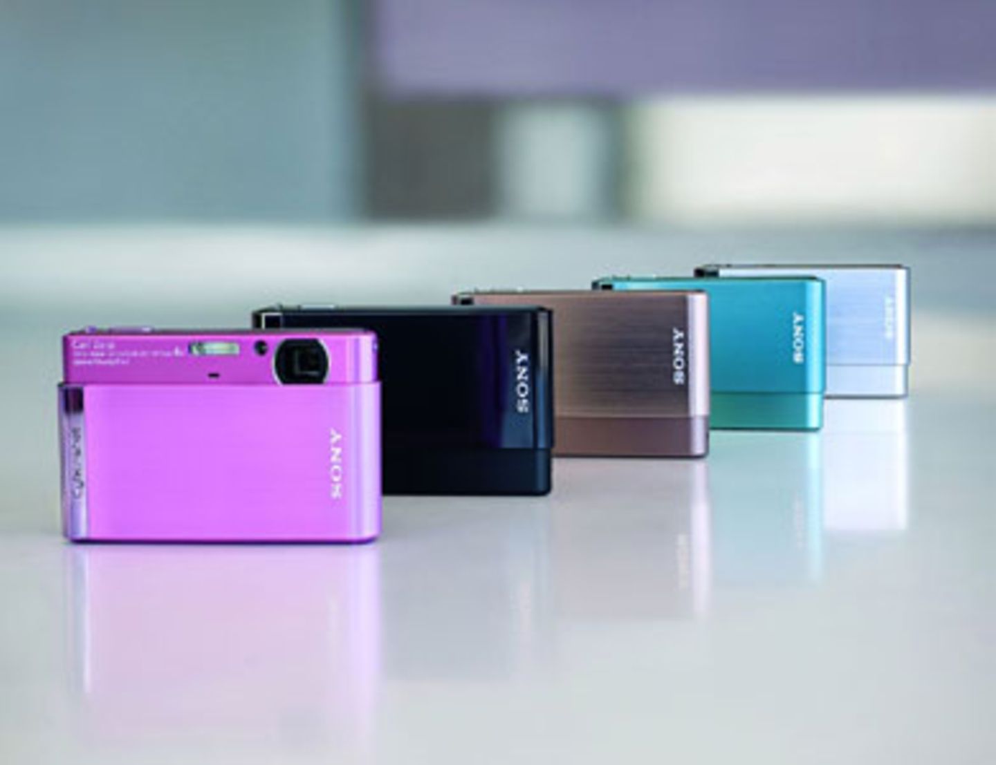 Die Sony DSC-T90 Digitalkamera besitzt neben einem stilvollen Design auch einen großen Touchscreen und liefert Filmaufnahmen in HD-Qualität. Das Model bekommt ihr in den Farben pink, schwarz, braun, türkis und silber. Um 330 Euro bei Sony.