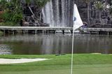 Viele Urlauber kommen vornehmlich zum Golfen nach Florida. Wegen des ganzjährig warmen Wetters im „Sunshine-State“ ist das auch im Winter möglich – etwa auf dem Golfplatz des Fairmont Turnberry Isle Hotels. Hier spielt man vor künstlichen Wasserfällen ...