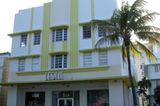 Häuser wie Sahnetorten. Im Miami der Dreißigerjahre entstand ein ganz eigener Typ des Art Déco: Häuser in Pastellfarben – mit Schiffssilhouetten und Augenbrauen-artigen Überbauten als Sonnenschutz über den Fenstern.