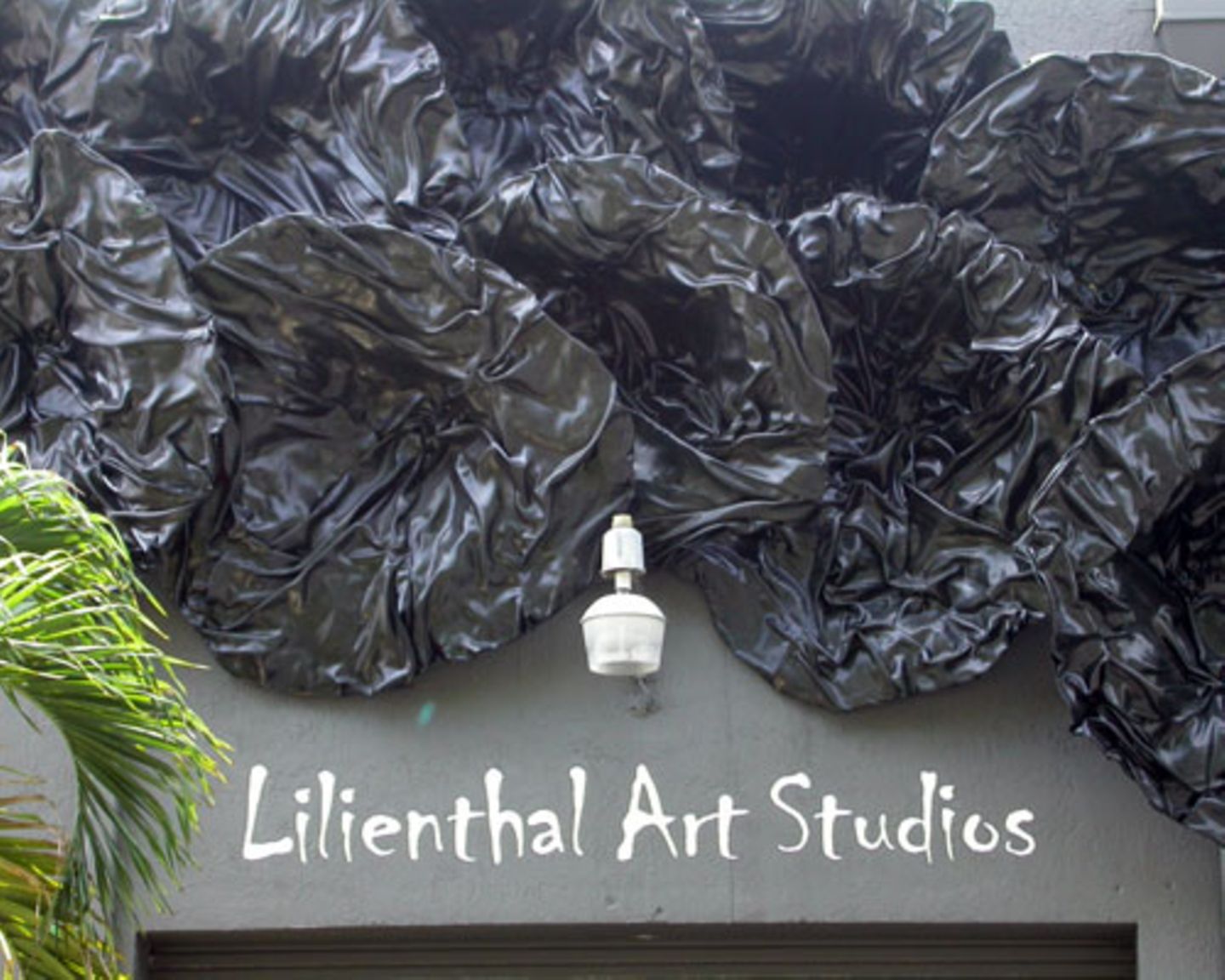 Aber wer in Miami nur Partys feiert, verpasst etwas: Die Kunst- und Kulturszene blüht – nicht erst seit sich ein Ableger der Kunstmesse „Art Basel“ hier angesiedelt hat. Hübsch anzusehen sind auch kleinere Einrichtungen wie das Studio der Künstlerin Ilana Lilienthal.