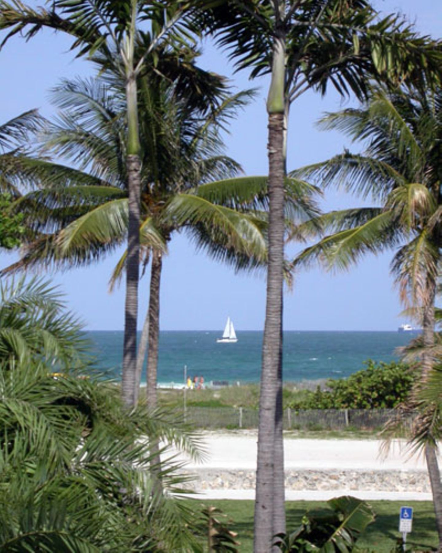 Blick vom Ocean Drive auf den vorderen Strandabschnitt von Miami Beach.