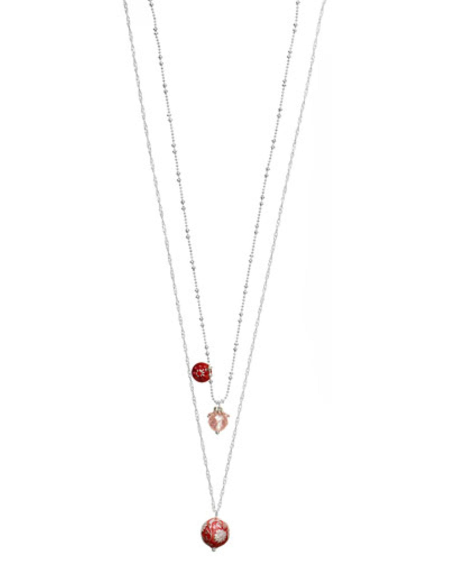 Silberkette mit kleinen roten Perlen von Pilgrim, um 45 Euro.