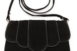 Schwarze Wildledertasche mit Lasche im Muschel-Look von Black Lily, um 80 Euro.