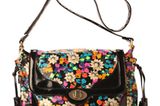 Für Blumenkinder: Täschchen mit floralem Print von French Connection, um 85 Euro.