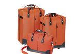 Schickes Kofferset in Orange bestend aus zwei Trolleys und einer Laptop-Tasche von Sioux, um 120 Euro. Über www.otto.de.