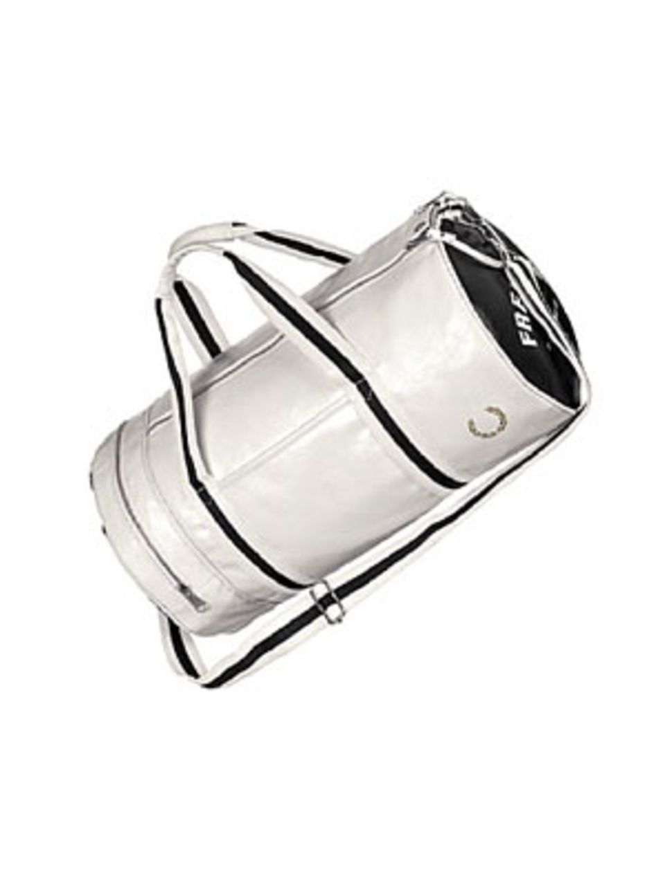 Stylische Reisetasche in Schwarz-Weiß mit langem Schulterriemen von Fred Perry, um 60 Euro. Über www.frontlineshop.com.