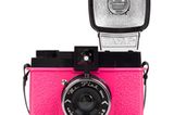Kamera für Liebhaber (und Tussis): Die Lomo-Kamera "Mr. Pink Diana F" macht großartige Urlaubsfotos im Retro-Look. Über www.fredflare.com, um 80 Euro.