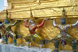 Mosaikbesetzte Tempelwächter in der Tempelanlage Wat Phra Kaeo in Bangkok.