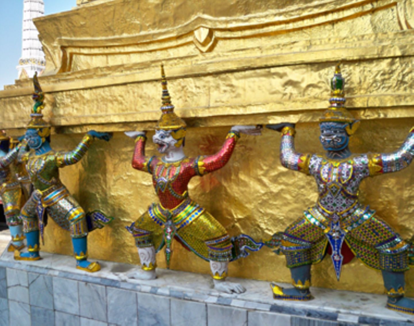 Mosaikbesetzte Tempelwächter in der Tempelanlage Wat Phra Kaeo in Bangkok.