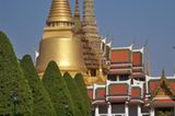 Aus der Ferne glänzen die Pagoden der Tempelanlage Wat Phra Kaeo in Bangkok.