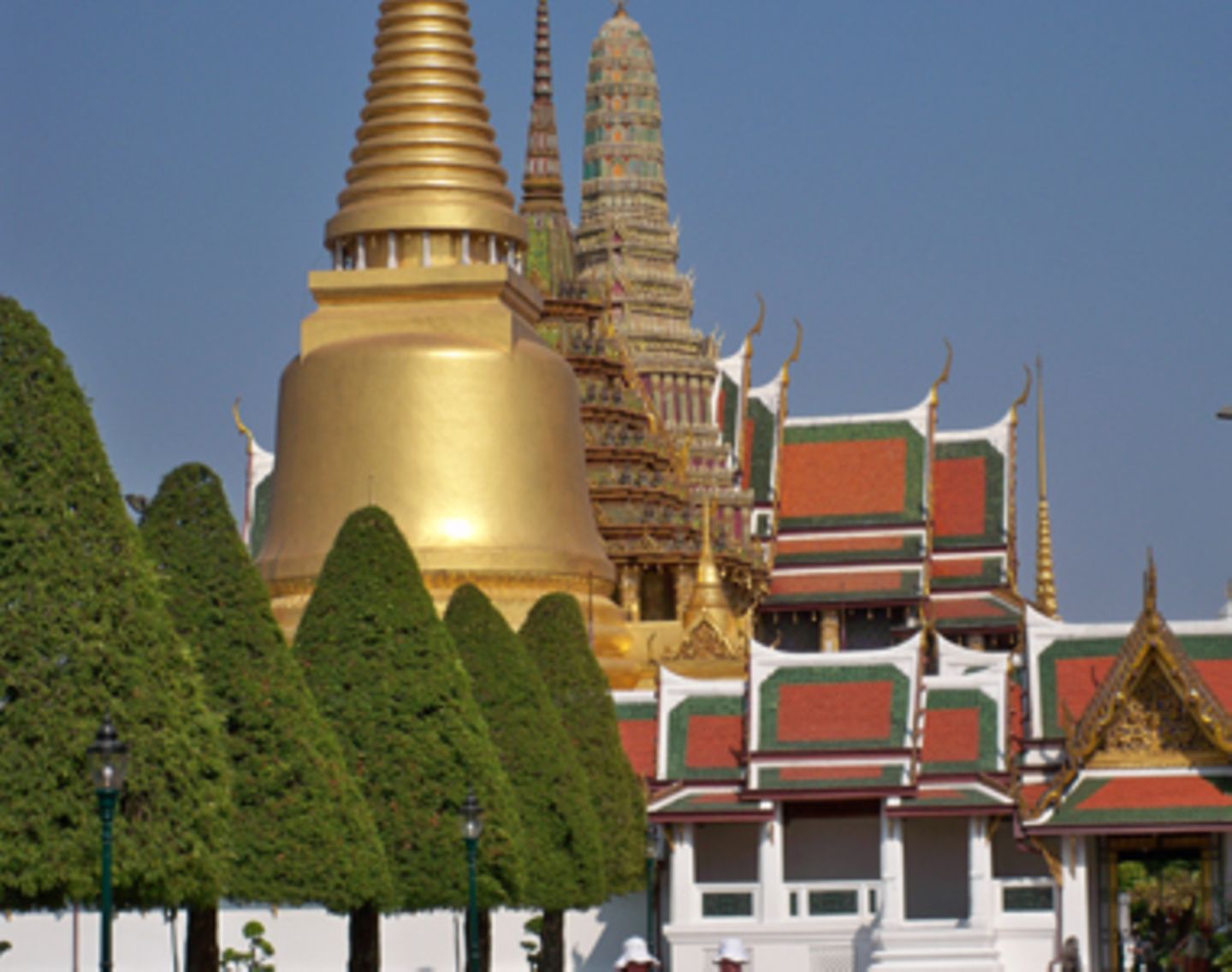 Aus der Ferne glänzen die Pagoden der Tempelanlage Wat Phra Kaeo in Bangkok.