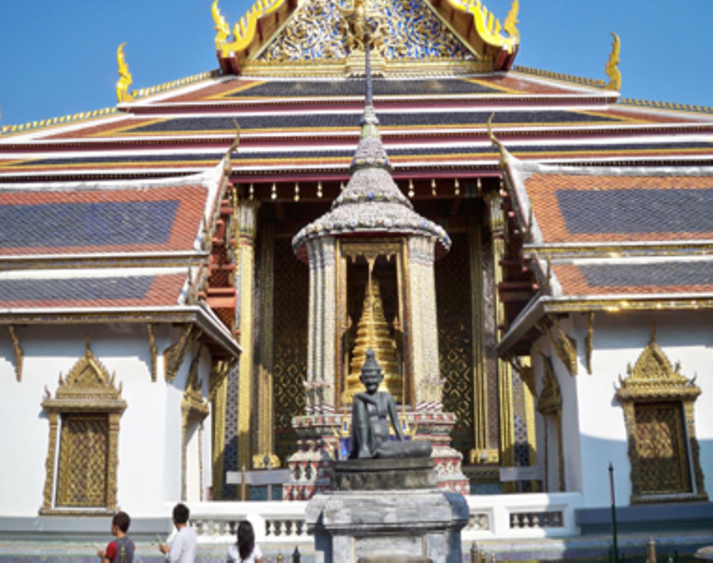 Viele der Dächer und Statuen sind mit echtem Gold überzogen. Der Besuch von Wat Phra Kaeo gehört zum absoluten Pflichtprogramm für Touristen in Bangkok.