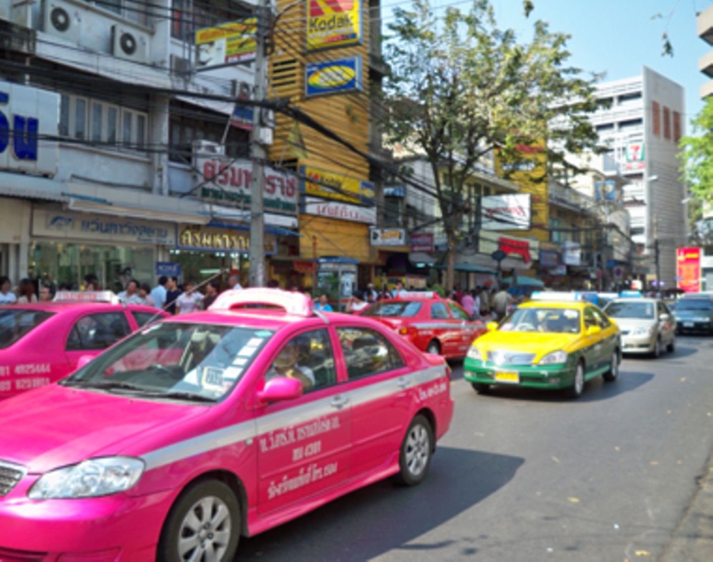 Durch die Straßen Bangkoks schlängeln sich bunte Taxis. Die Regierung stattet diese Autos mit umweltfreundlichen Gasmotoren aus. Aber natürlich hängt trotz allem immer der dichte Smog über der Stadt.