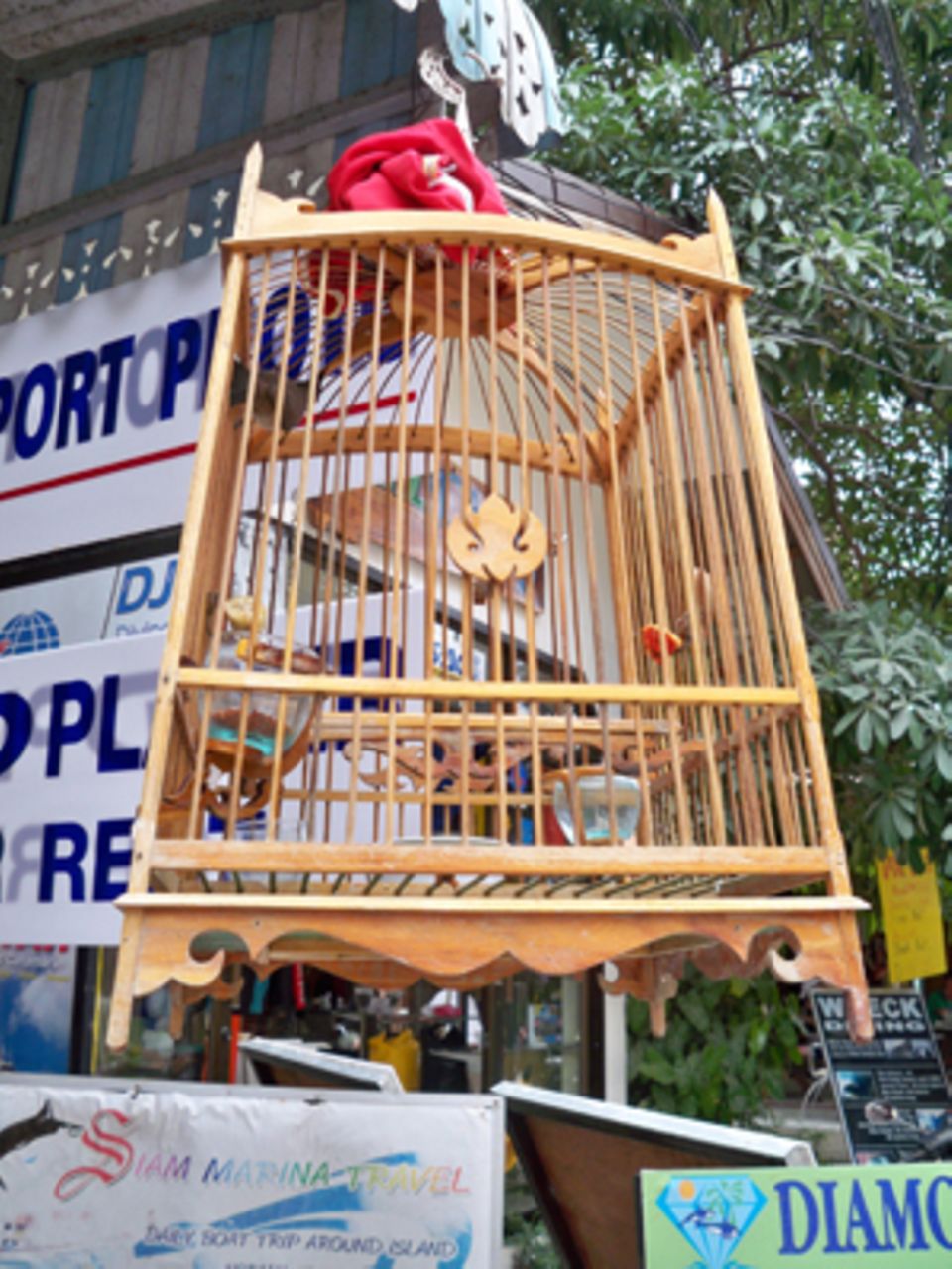 Singvögel in Bambuskäfigen sind unterhaltsame Glücksbringer für viele Thailänder.