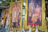 König Bhumibol und seine Frau Sirikit sind die thailändischen Nationalhelden. An jeder Ecke finden sich Bilder der beiden. Natürlich immer in üppigen goldenen Rahmen mit ordentlich Schischi.