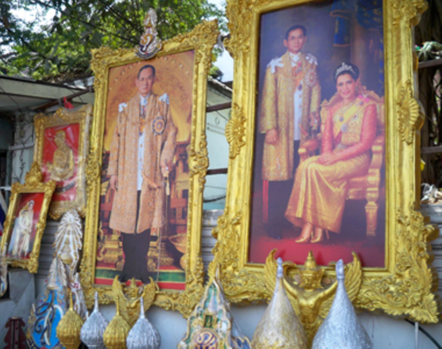König Bhumibol und seine Frau Sirikit sind die thailändischen Nationalhelden. An jeder Ecke finden sich Bilder der beiden. Natürlich immer in üppigen goldenen Rahmen mit ordentlich Schischi.